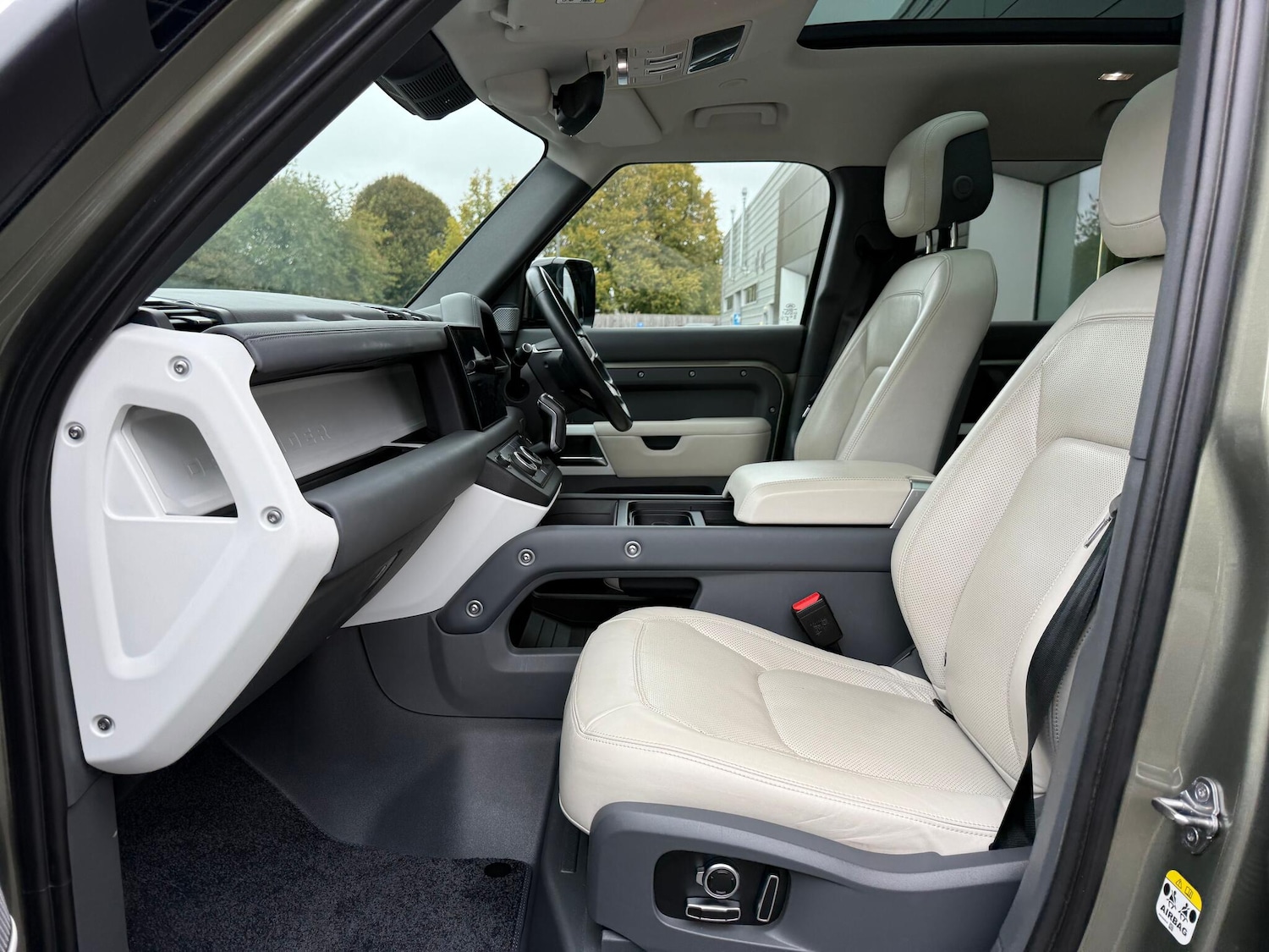 Used Land Rover Defender 130 2023 for sale - 76214985: Photo 10