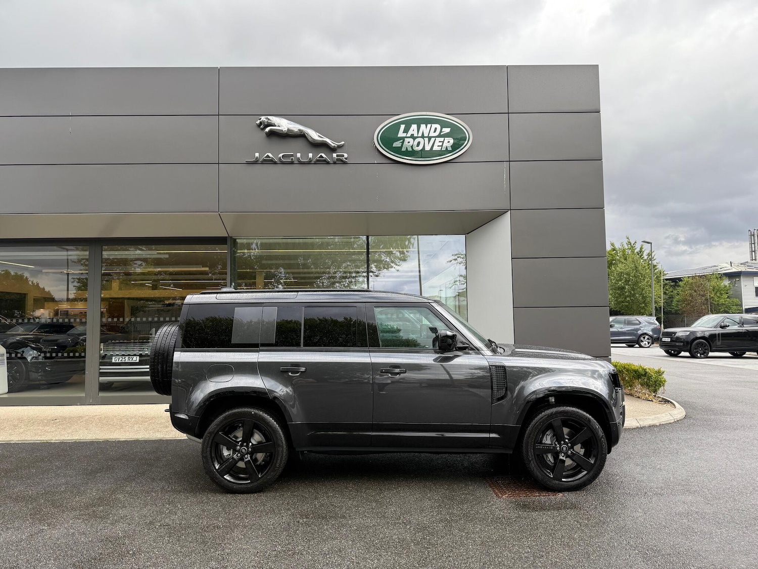 Used Land Rover Defender 2025 for sale - 77057268: Photo 2