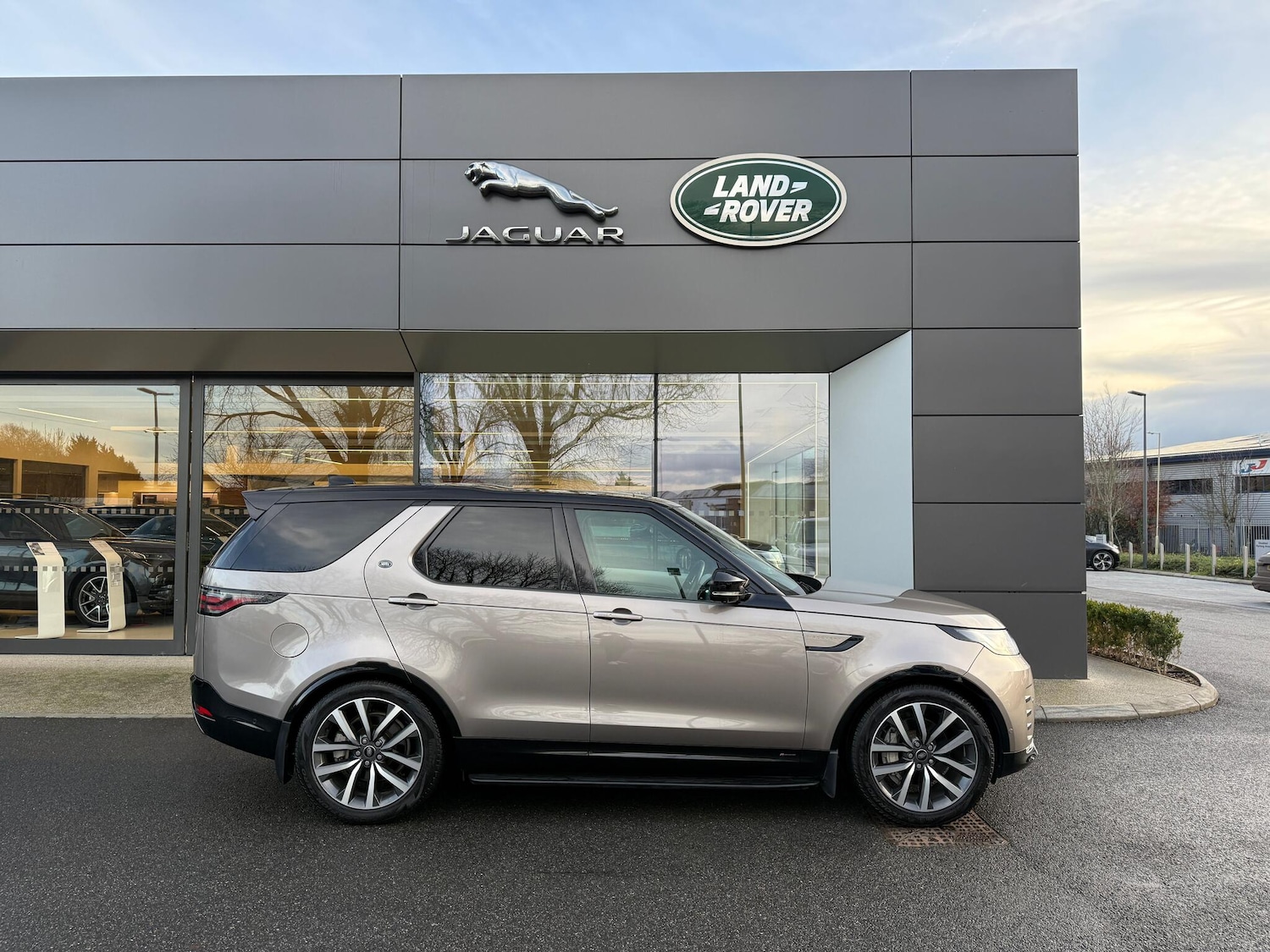 Used Land Rover Discovery 2022 for sale - 77029048: Photo 2