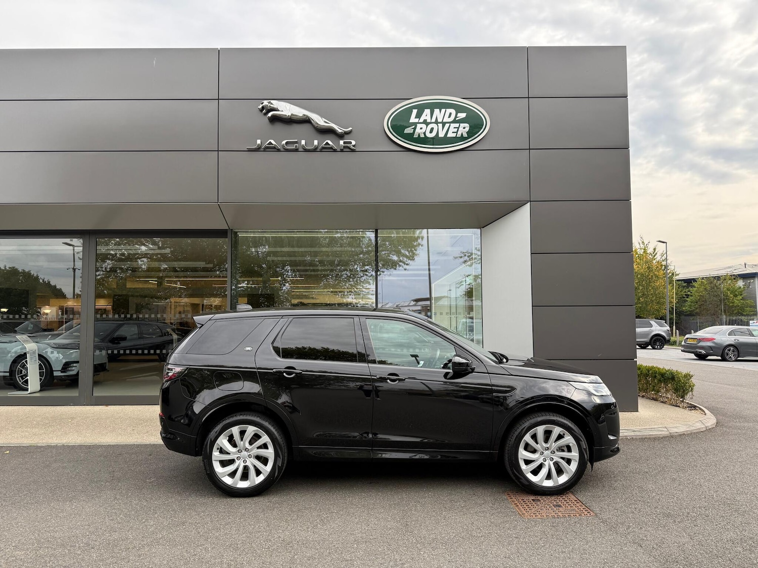 Used Land Rover Discovery Sport 2022 for sale - 76152983: Photo 2