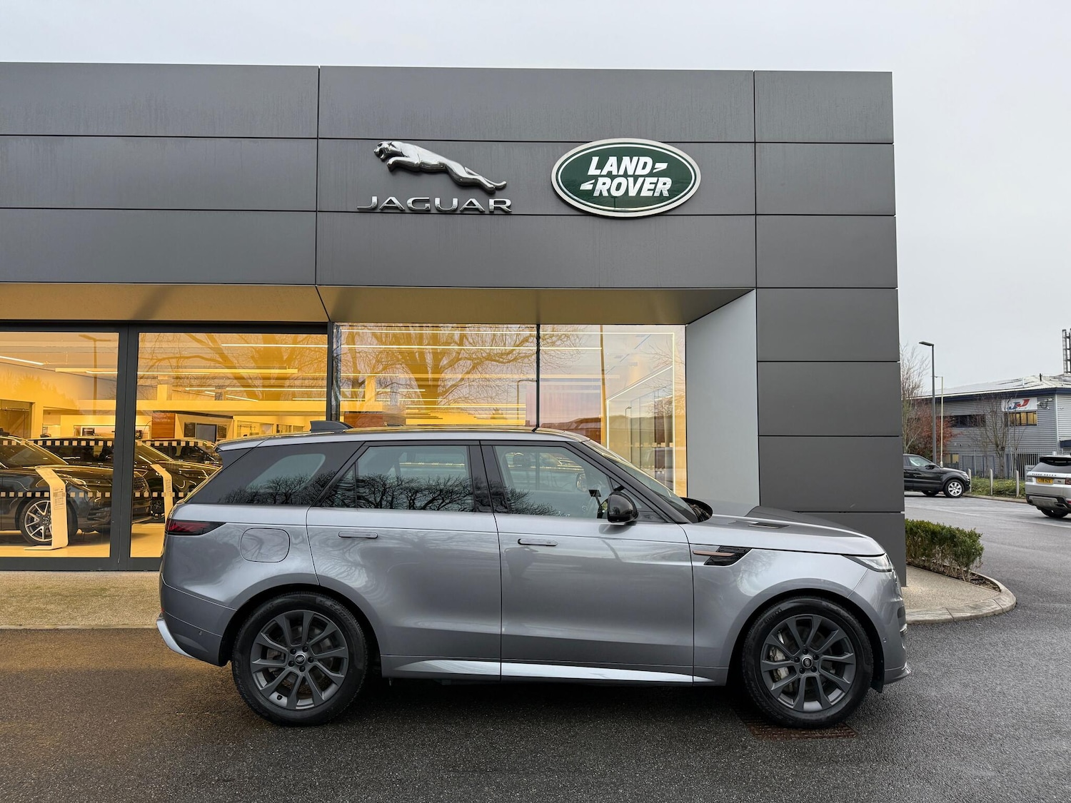 Used Land Rover Range Rover Sport 2024 for sale - 76965022: Photo 2