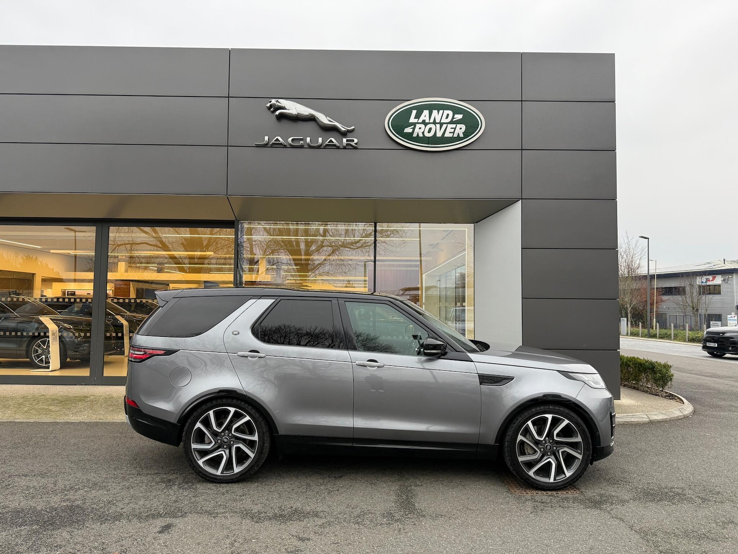 Used Land Rover Discovery 2020 for sale - 77040835: Photo 2