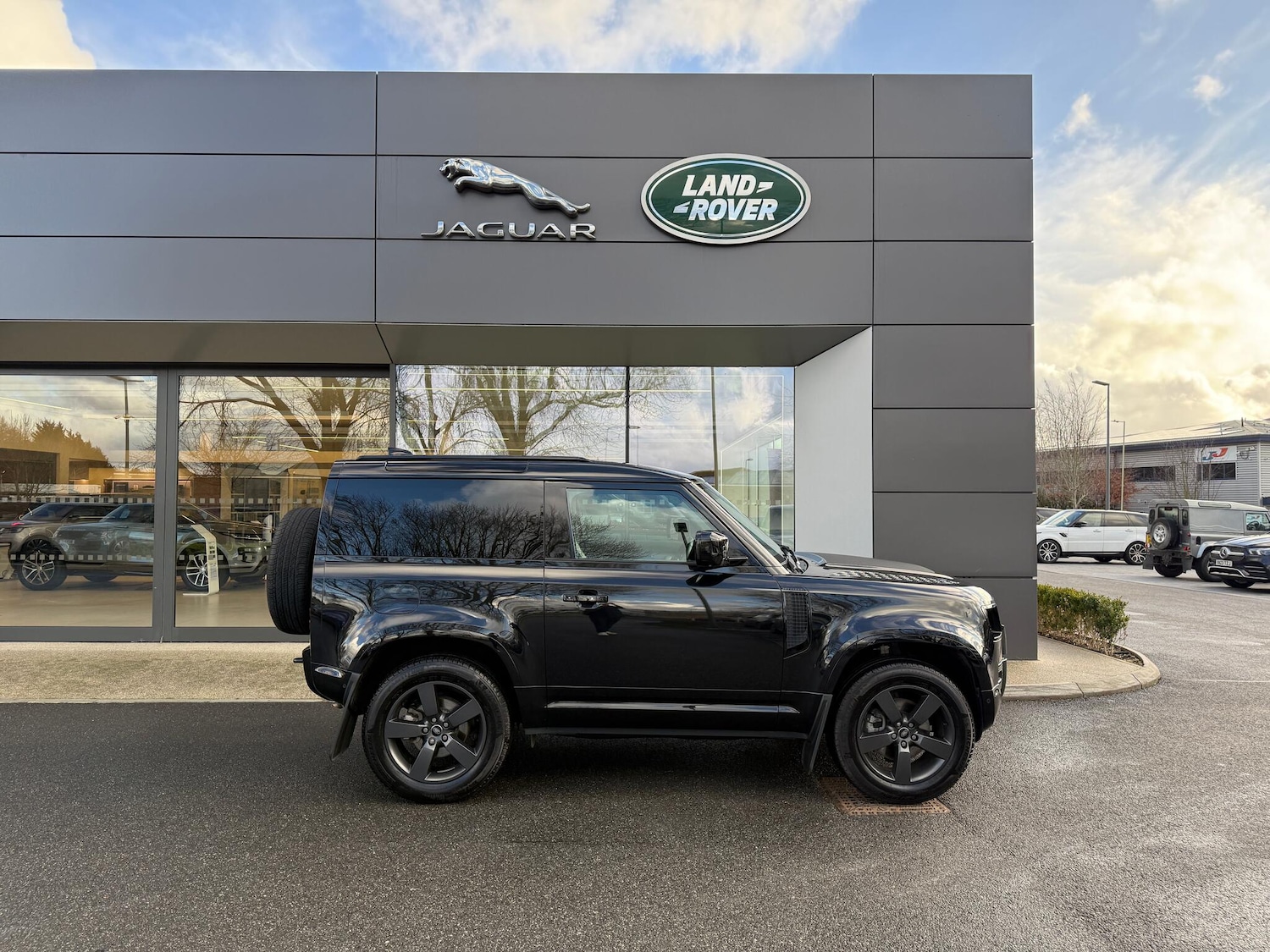 Used Land Rover Defender 2023 for sale - 77230542: Photo 2