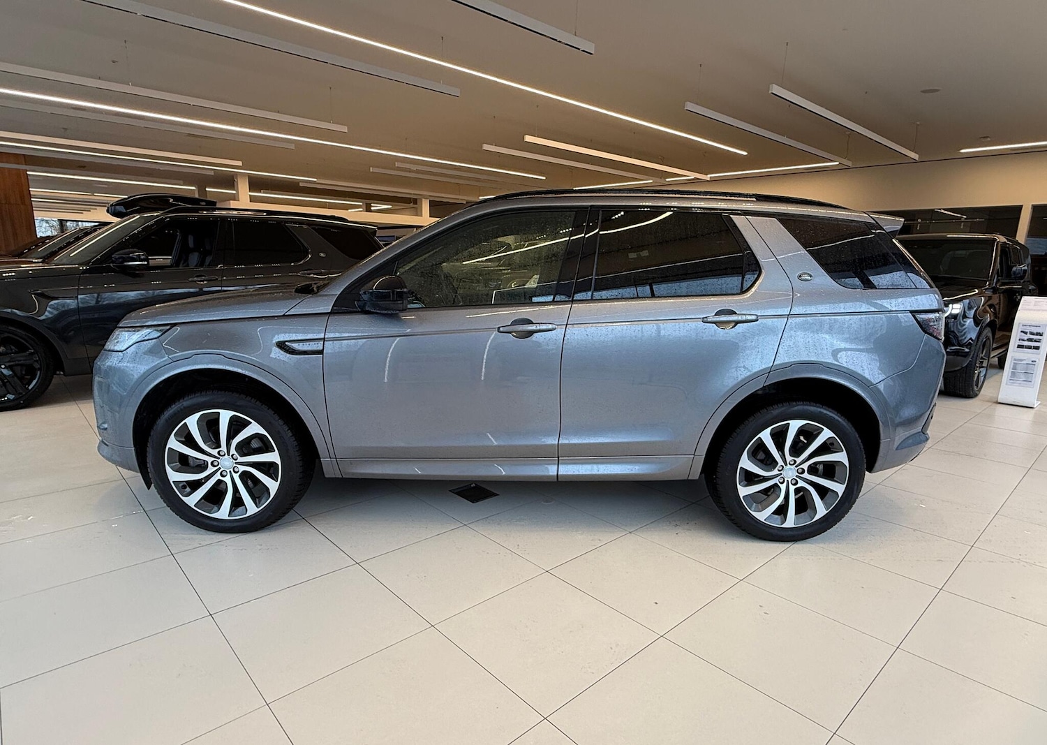 Used Land Rover Discovery Sport 2023 for sale - 77305878: Photo 2