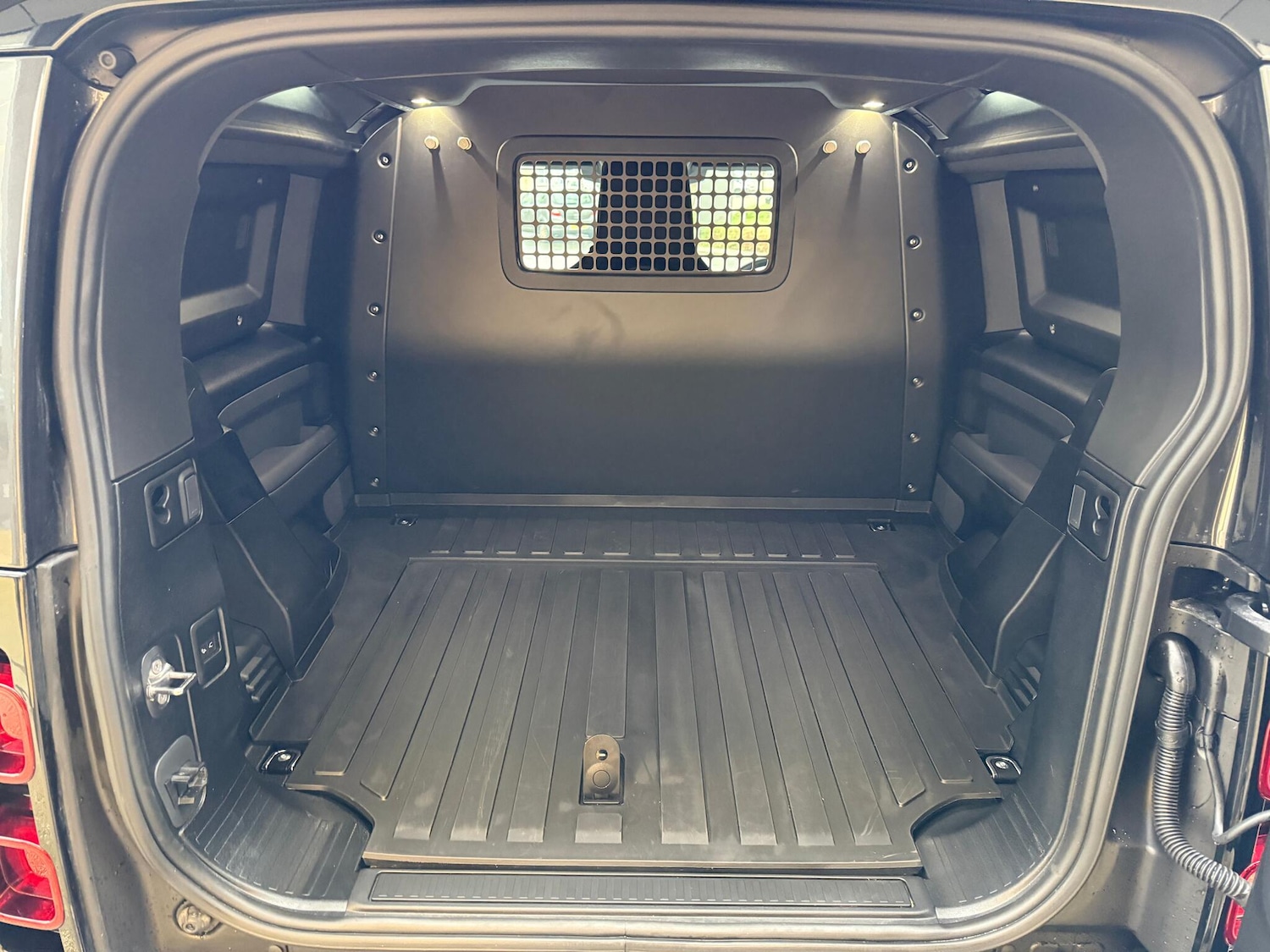 Used Land Rover Defender 2025 for sale - 77202464: Photo 4