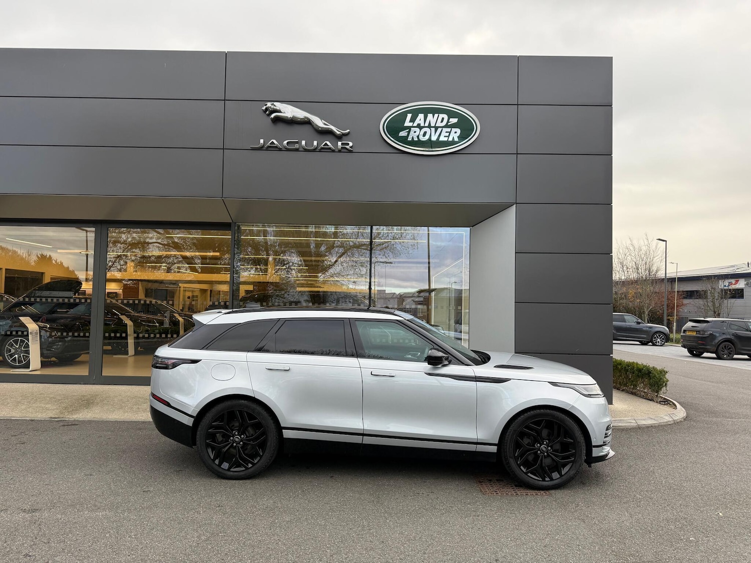 Used Land Rover Range Rover Velar 2023 for sale - 76619600: Photo 2