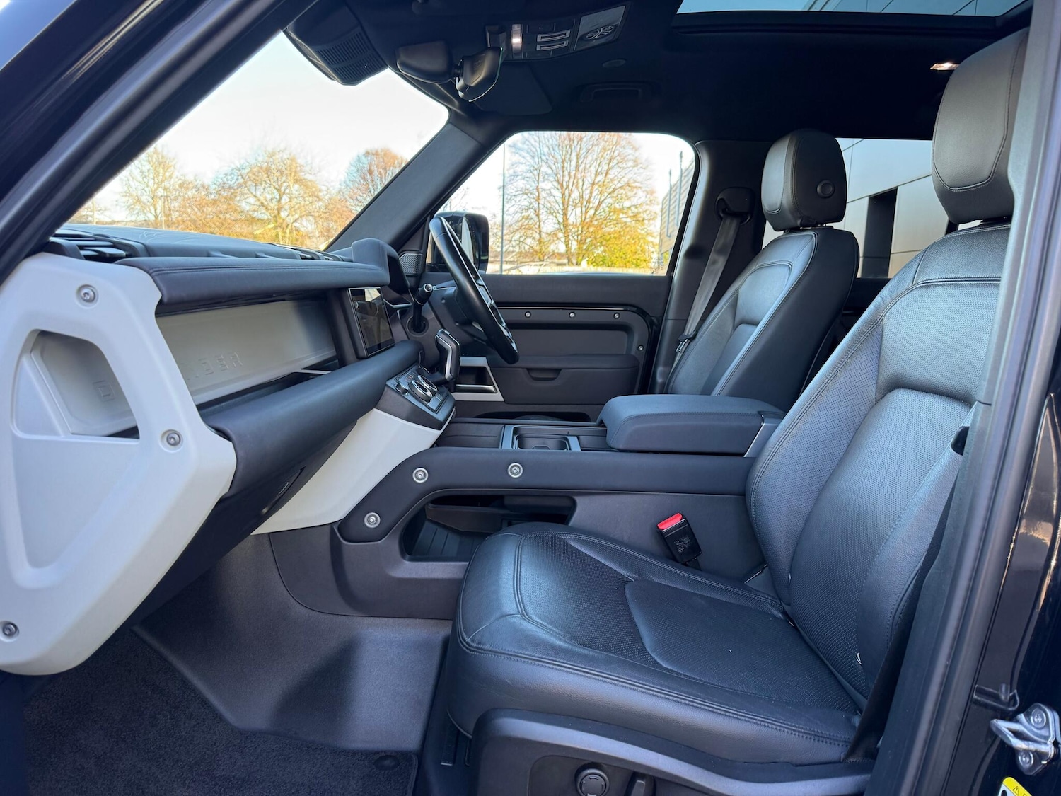 Used Land Rover Defender 2023 for sale - 76645762: Photo 10