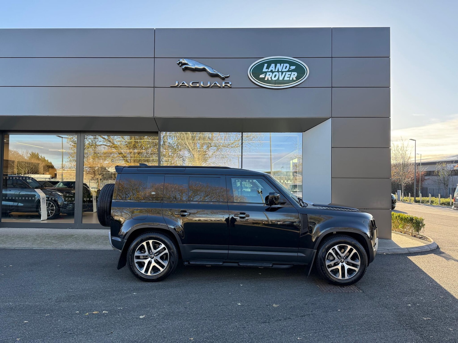 Used Land Rover Defender 2023 for sale - 76645762: Photo 2