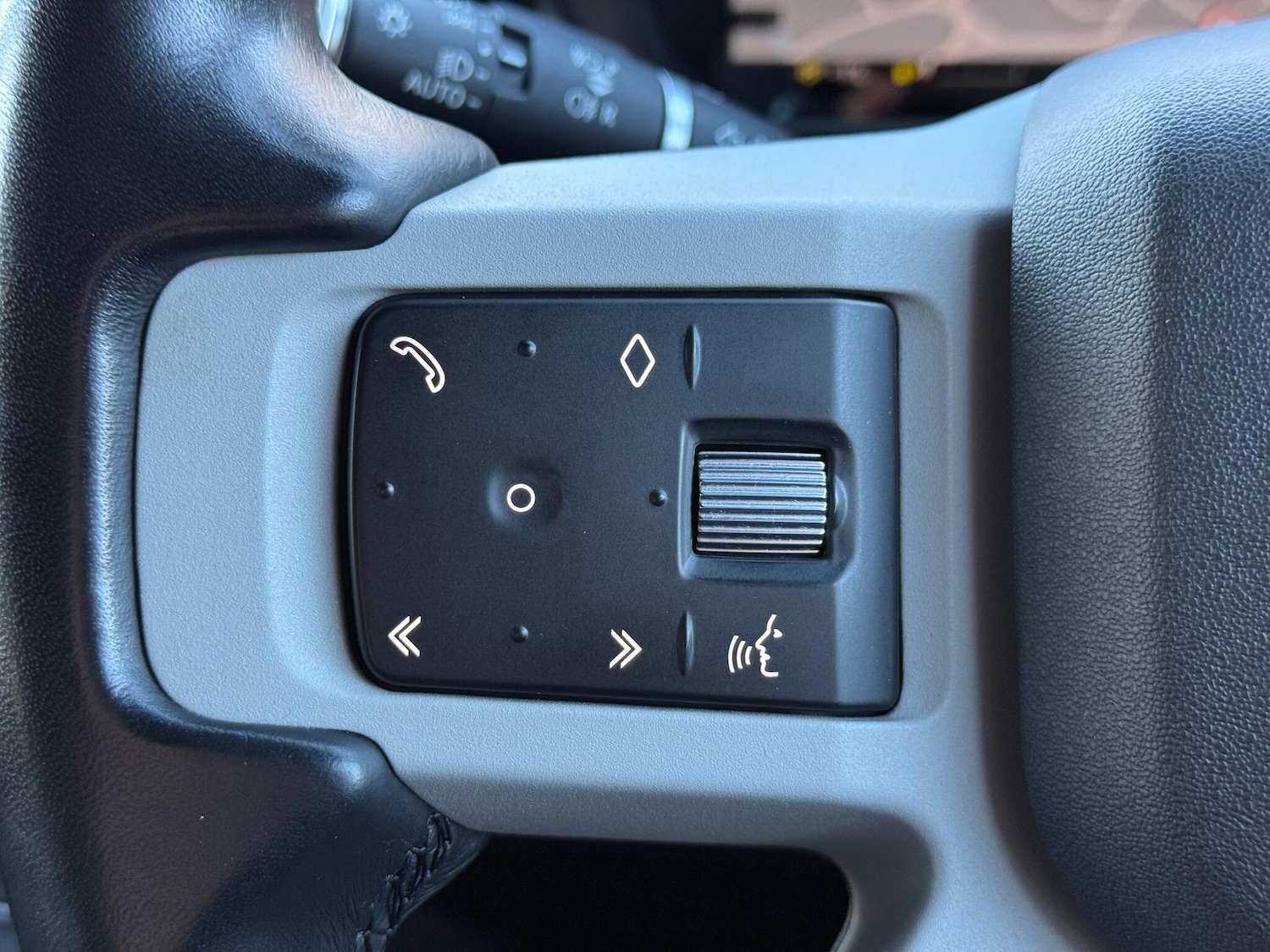 Used Land Rover Defender 2023 for sale - 76645762: Photo 25