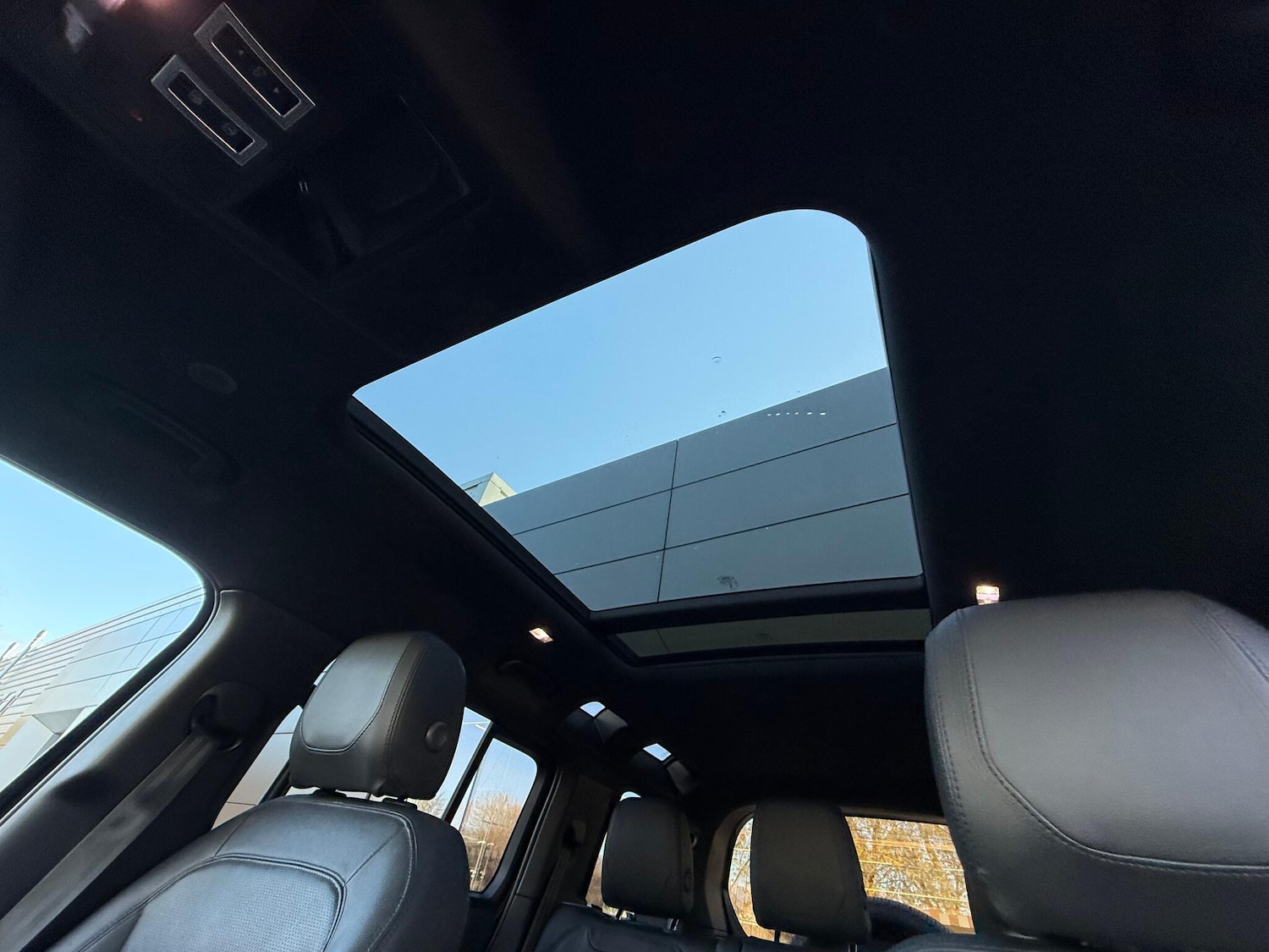 Used Land Rover Defender 2023 for sale - 76645762: Photo 5