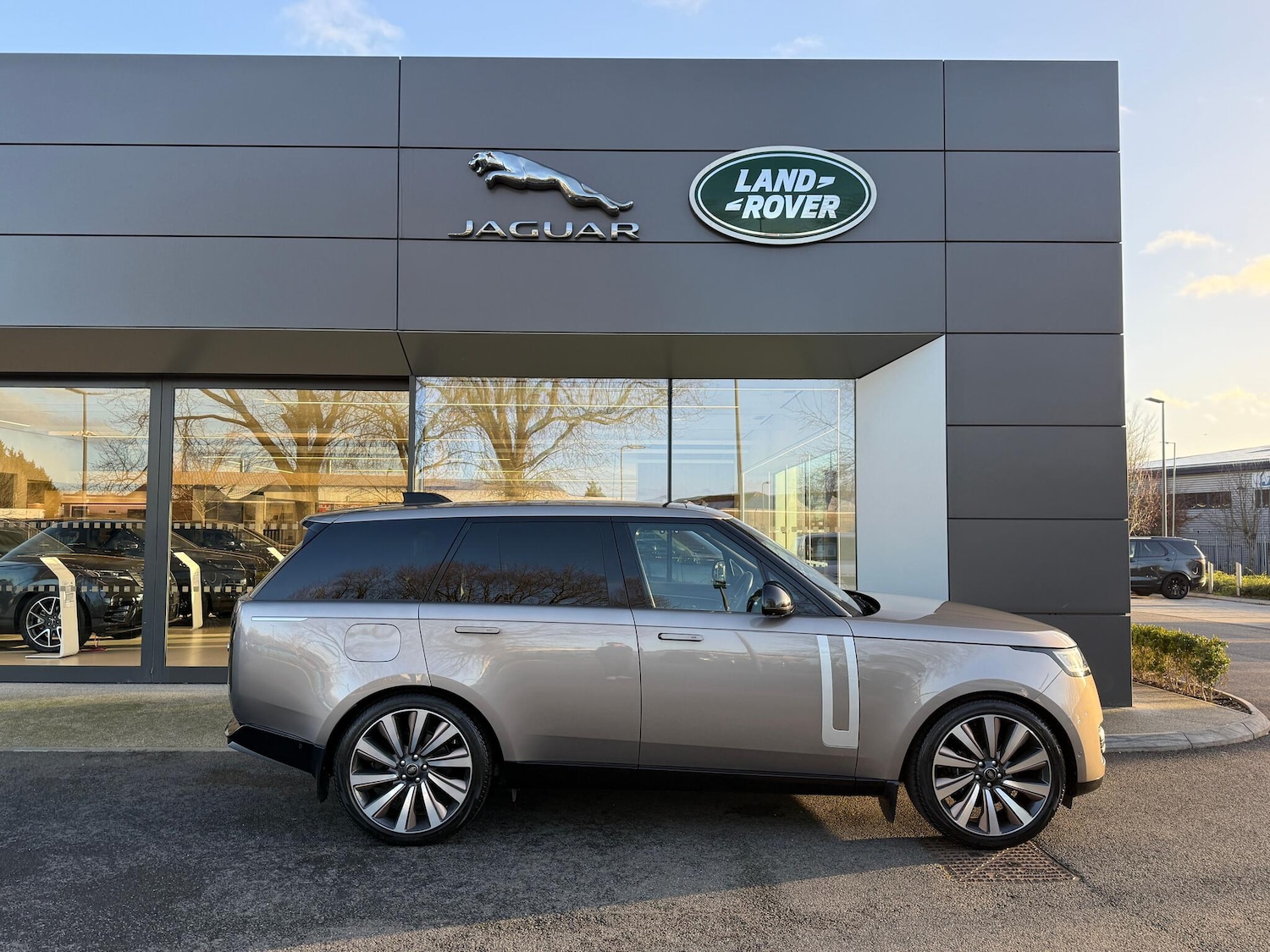 Used Land Rover Range Rover 2023 for sale - 77016178: Photo 2