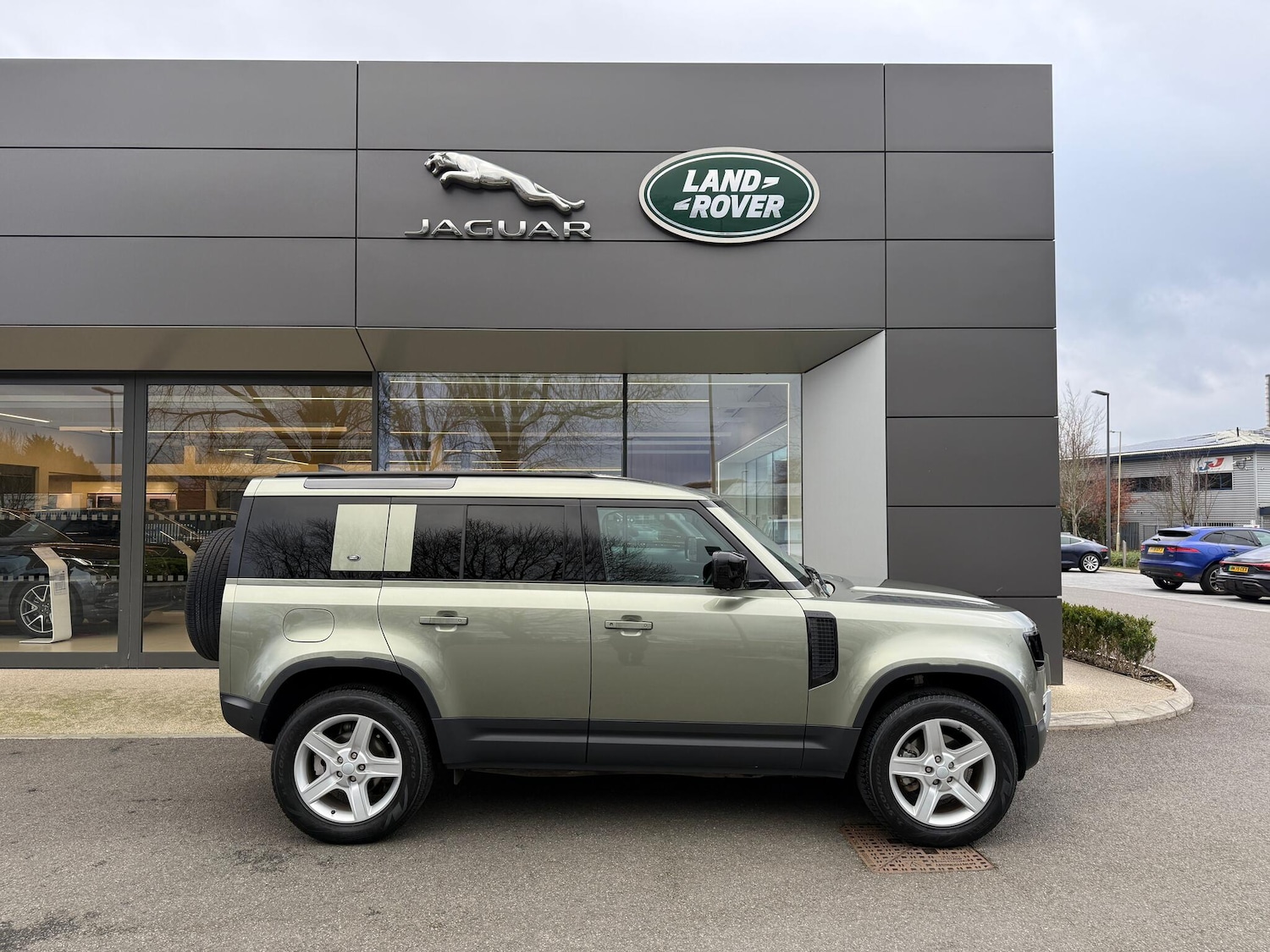 Used Land Rover Defender 2021 for sale - 76952977: Photo 2