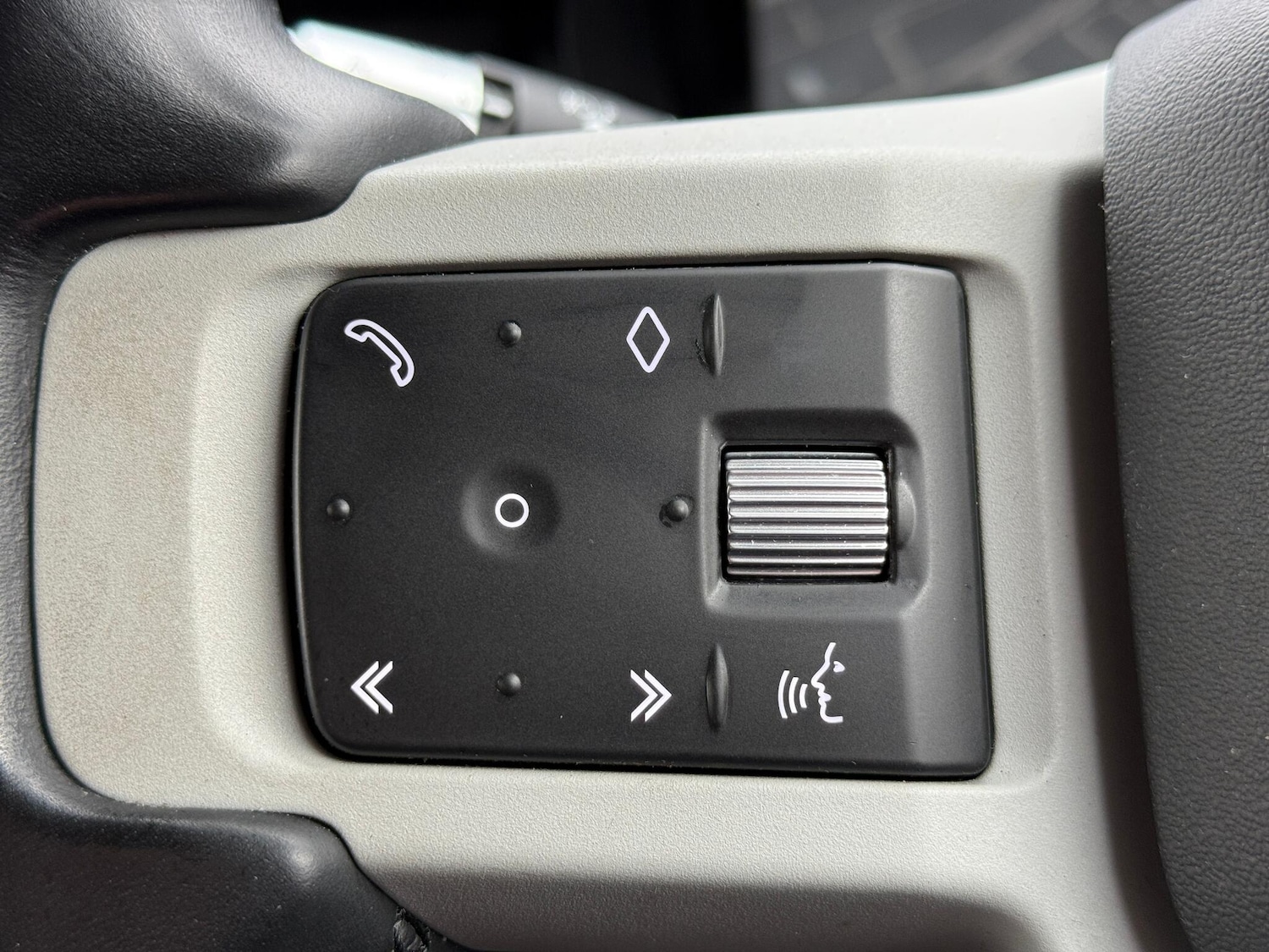 Used Land Rover Defender 2021 for sale - 76952977: Photo 24