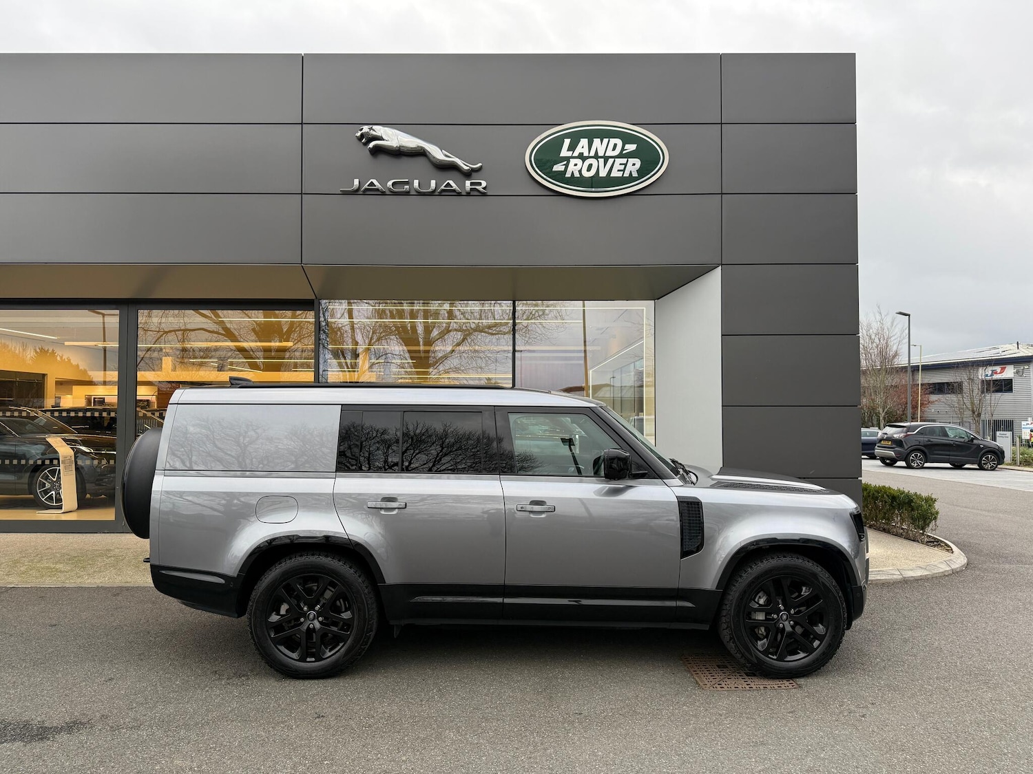 Used Land Rover Defender 2023 for sale - 76953193: Photo 2