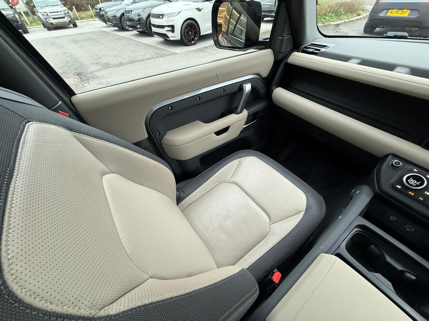 Used Land Rover Defender 2022 for sale - 77040602: Photo 12