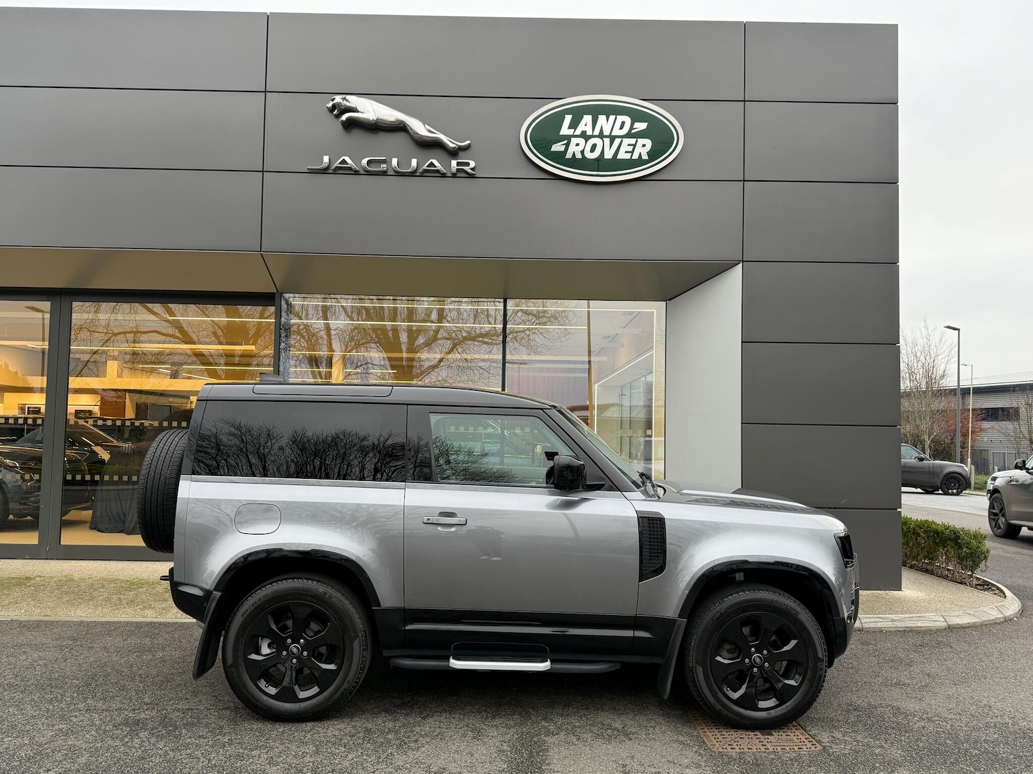 Used Land Rover Defender 2022 for sale - 77040602: Photo 2