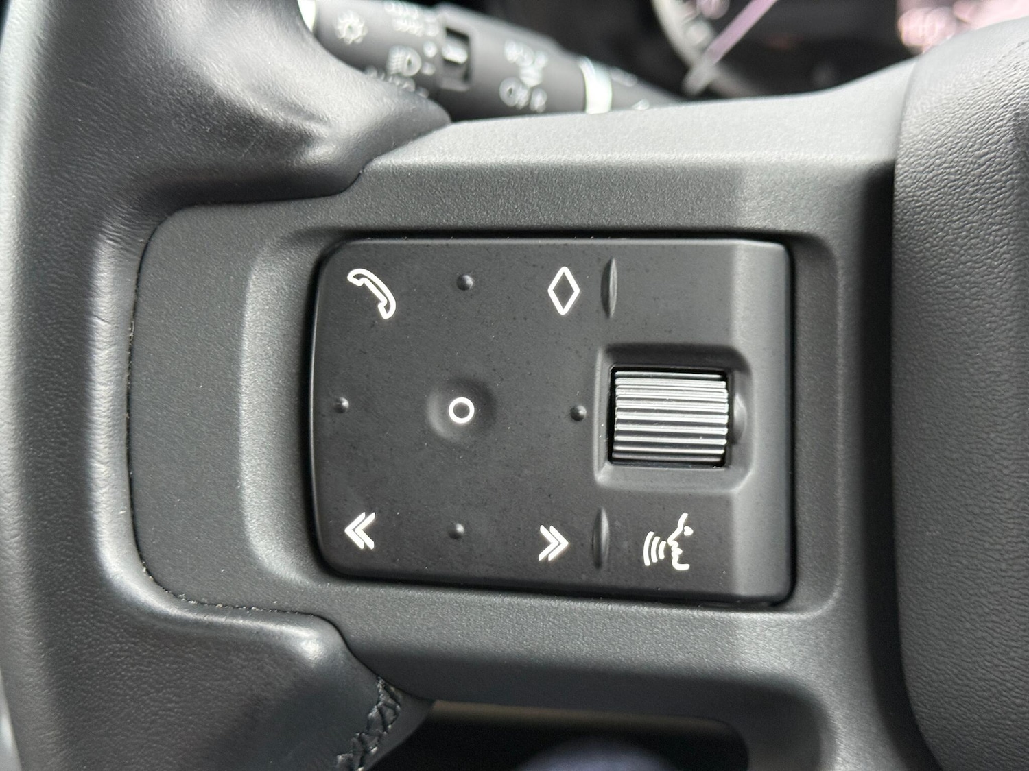 Used Land Rover Defender 2022 for sale - 77040602: Photo 25