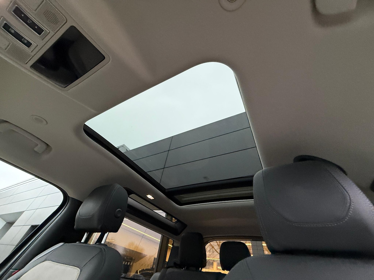 Used Land Rover Defender 2022 for sale - 77040602: Photo 5