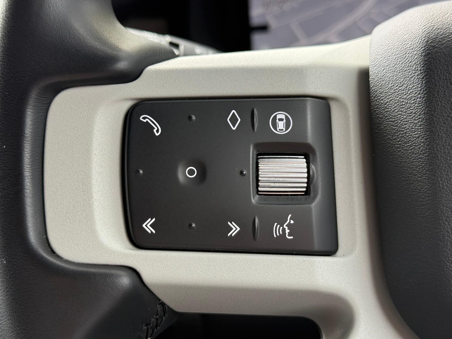 Used Land Rover Defender 2024 for sale - 76201380: Photo 25