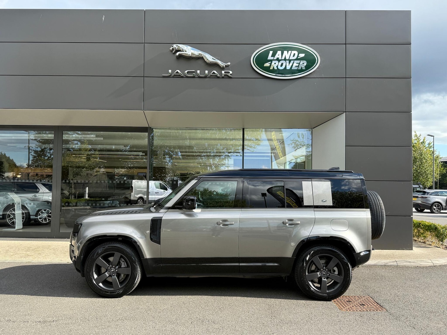 Used Land Rover Defender 2024 for sale - 76201380: Photo 26