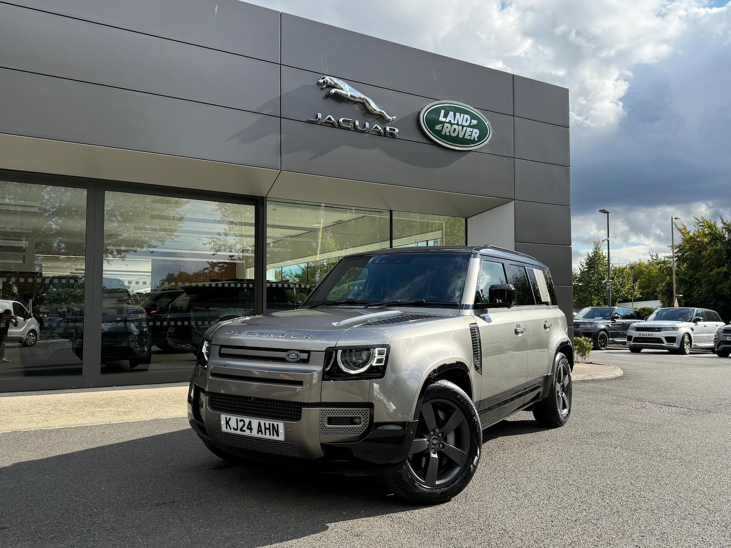 Used Land Rover Defender 2024 for sale - 76201380: Photo 28