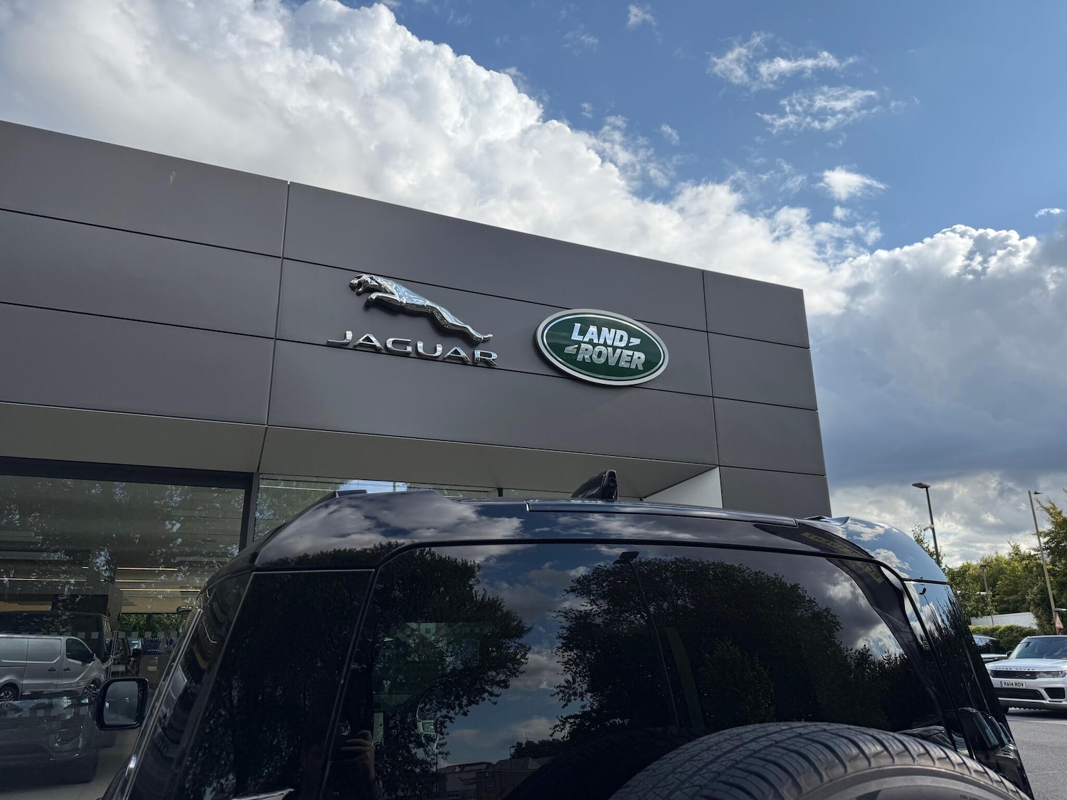 Used Land Rover Defender 2024 for sale - 76201380: Photo 32