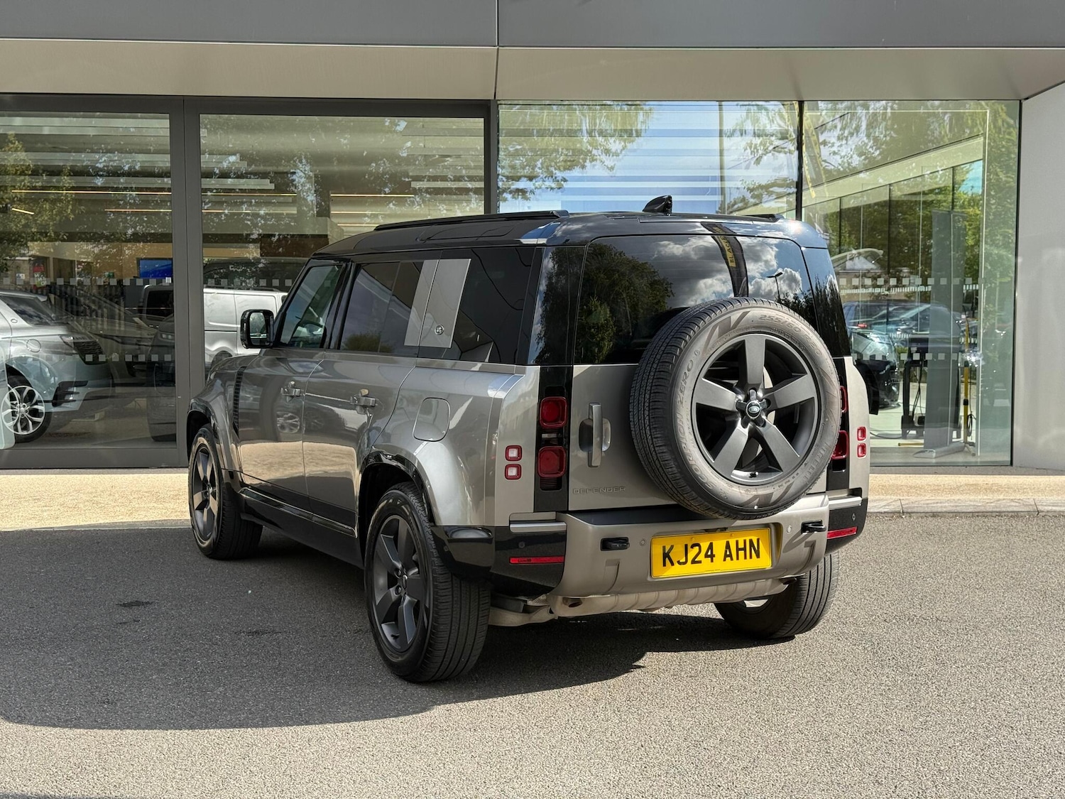 Used Land Rover Defender 2024 for sale - 76201380: Photo 57