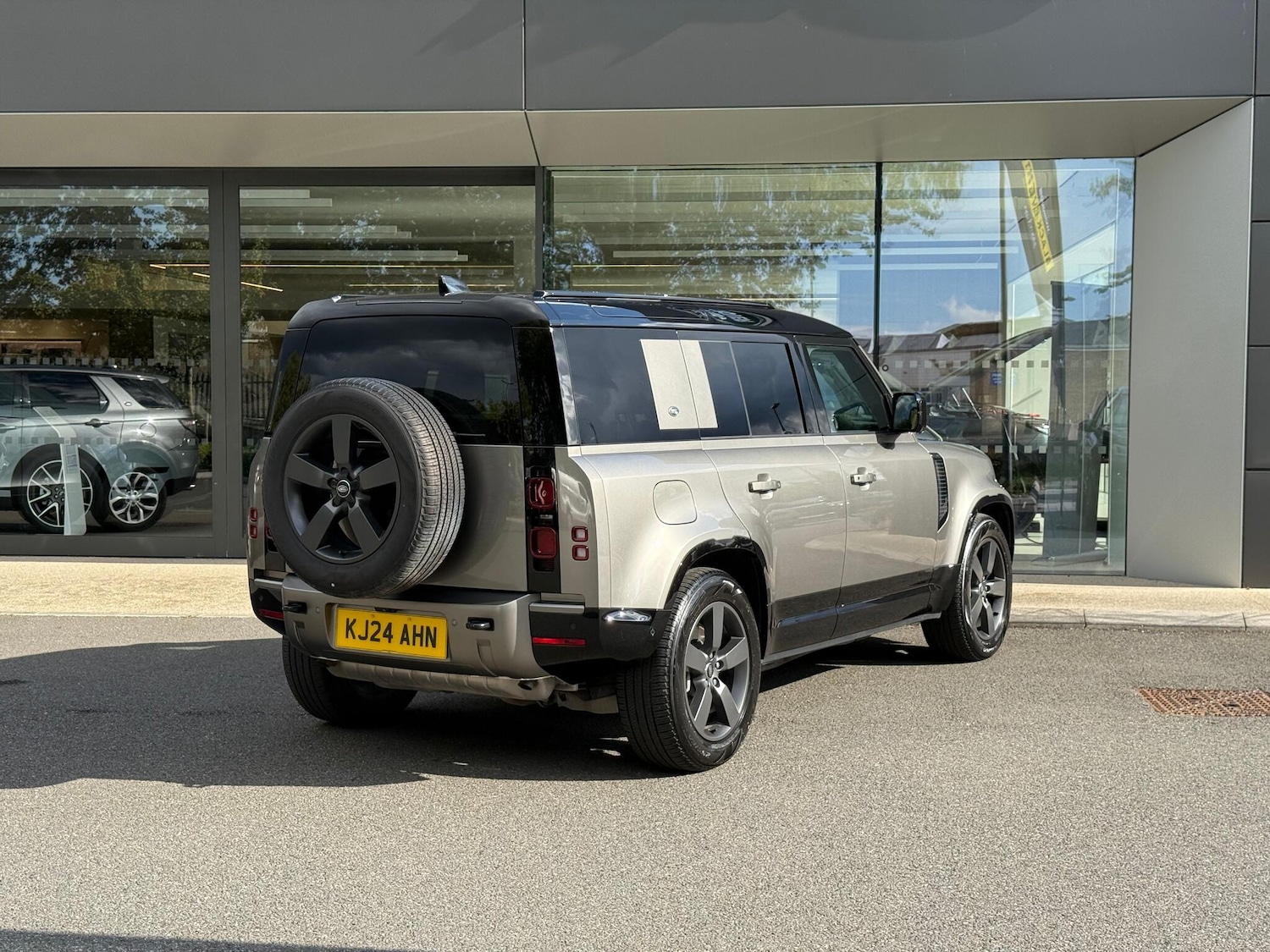 Used Land Rover Defender 2024 for sale - 76201380: Photo 7