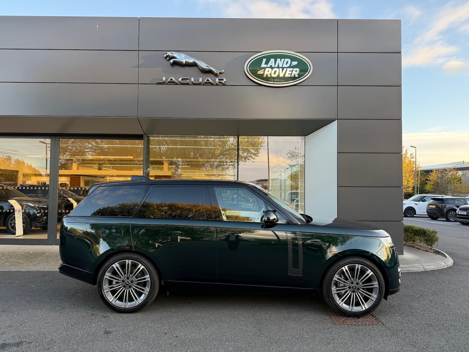 Used Land Rover Range Rover 2025 for sale - 76371590: Photo 2