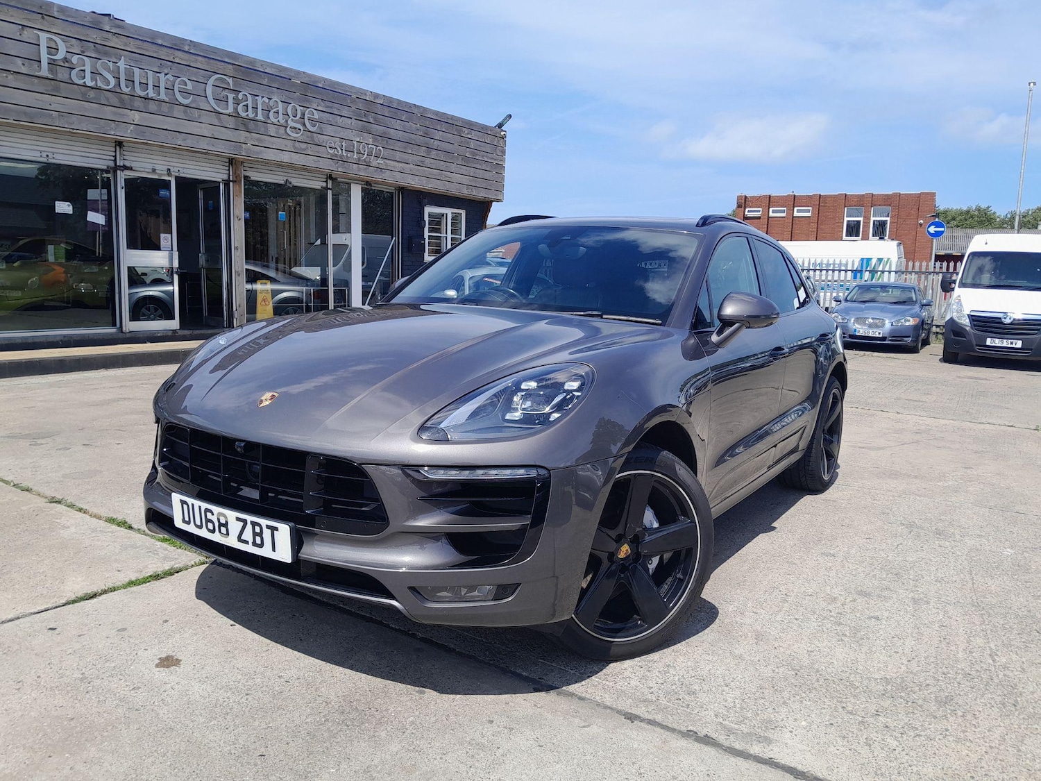 Used Porsche Macan 2018 for sale - 76997427: Photo 1