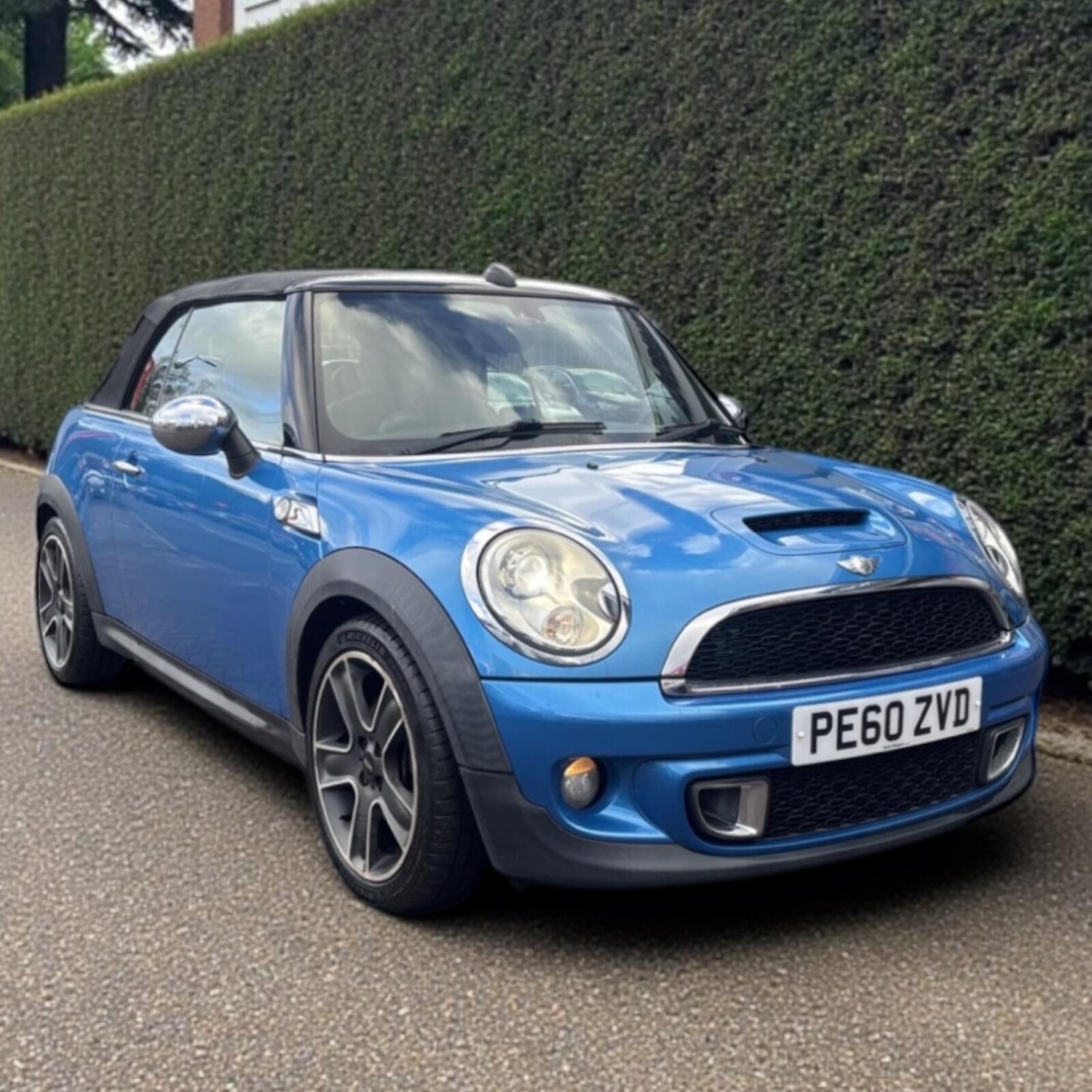 Used MINI Convertible 2010 for sale - 77343831: Photo 2