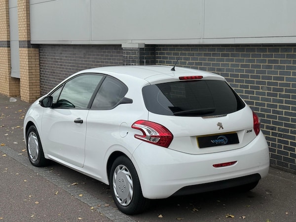 Used Peugeot 208 2014 for sale - 76214309: Photo 11