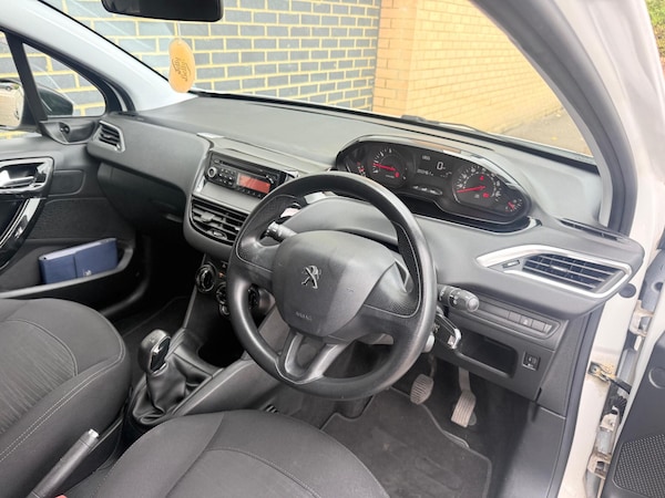 Used Peugeot 208 2014 for sale - 76214309: Photo 16