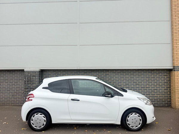 Used Peugeot 208 2014 for sale - 76214309: Photo 9