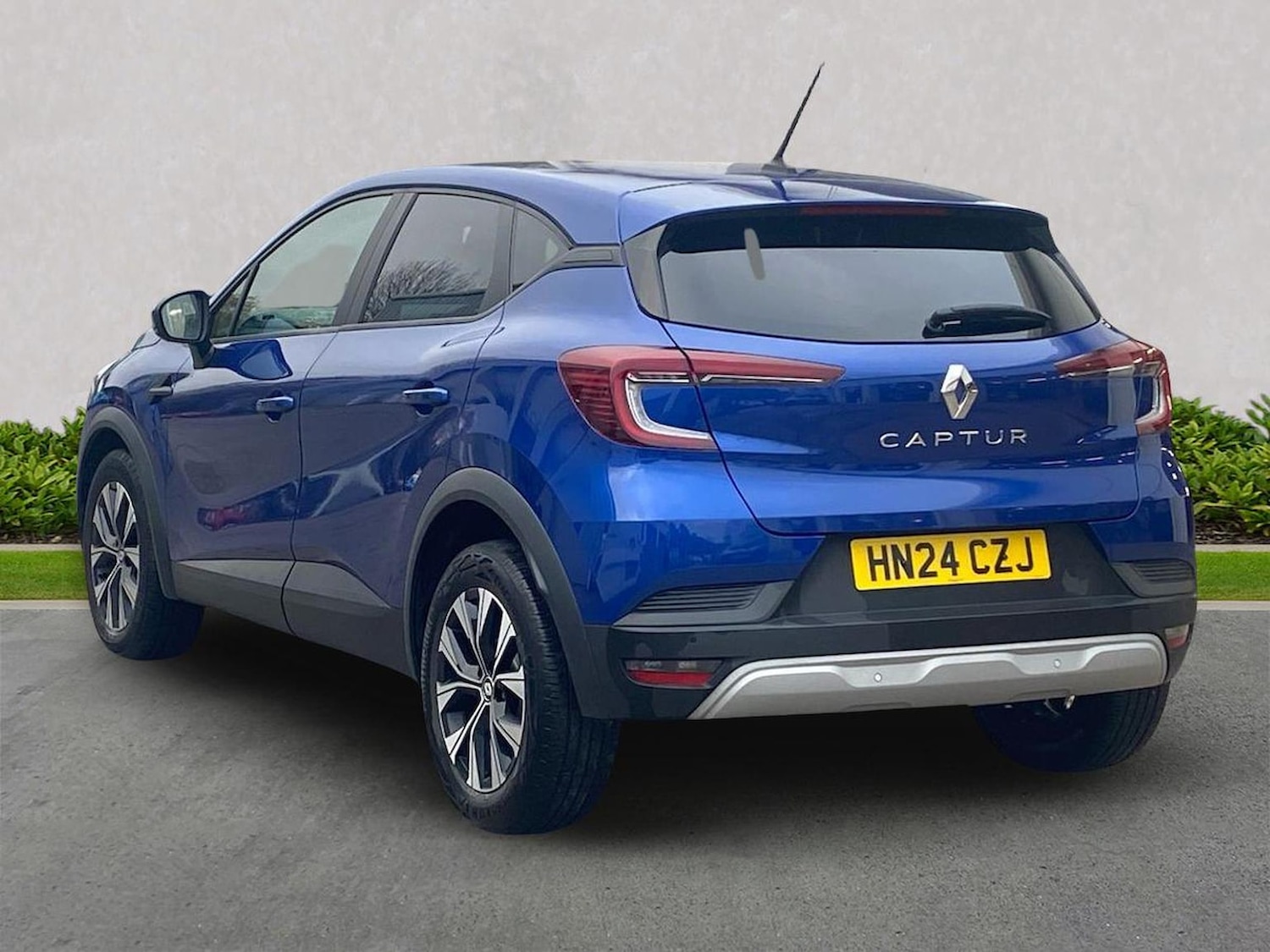 Used Renault Captur 2024 for sale - 76497217: Photo 2