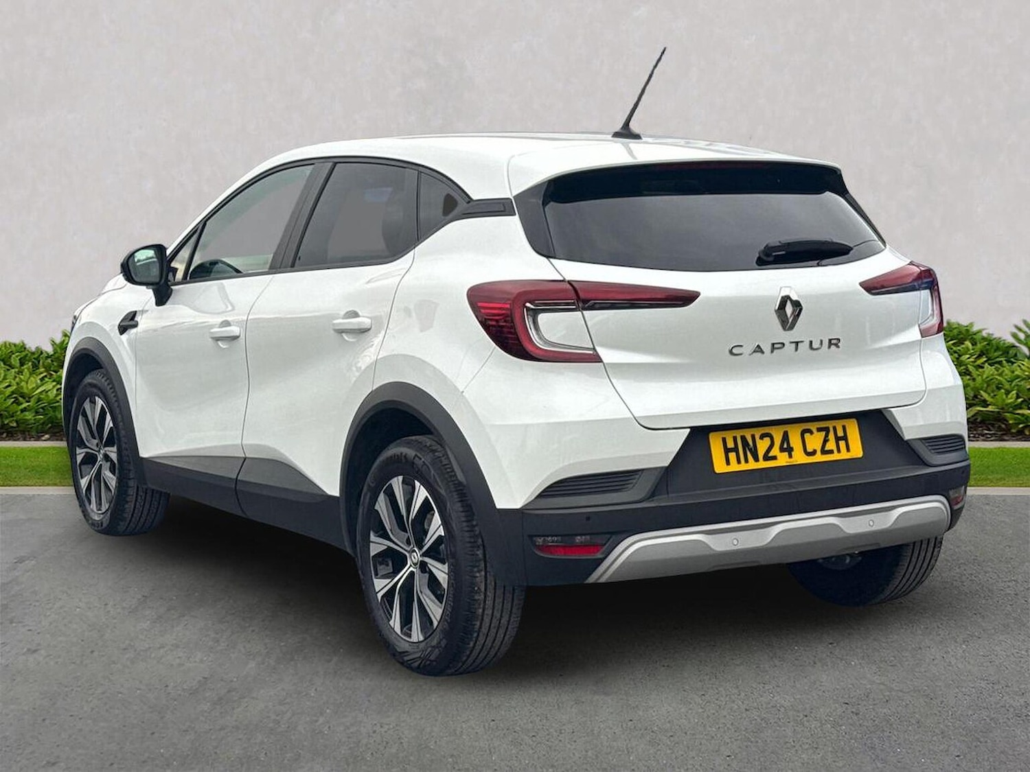 Used Renault Captur 2024 for sale - 76510765: Photo 2