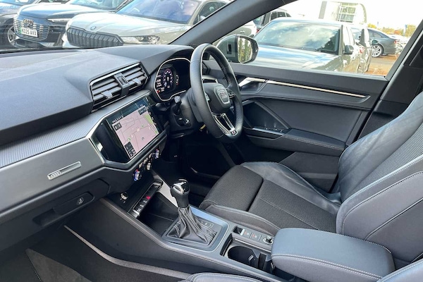 Used Audi Q3 2021 for sale - 76190695: Photo 2