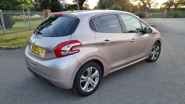 Used Peugeot 208 2012 for sale - 75208231: Photo 2