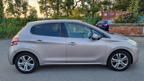 Used Peugeot 208 2012 for sale - 75208231: Photo 3