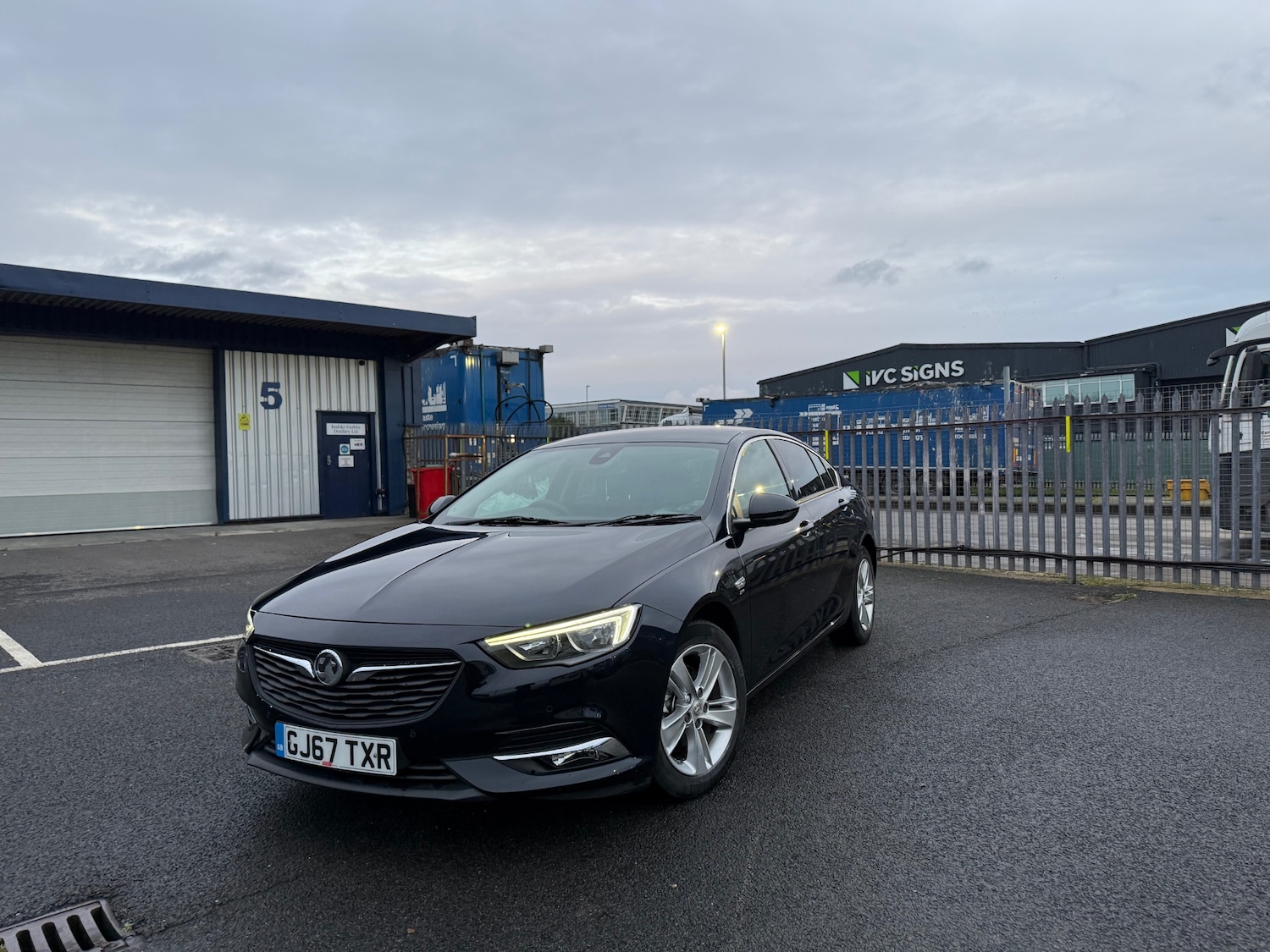 Used Vauxhall Insignia 2017 for sale - 76897150: Photo 1