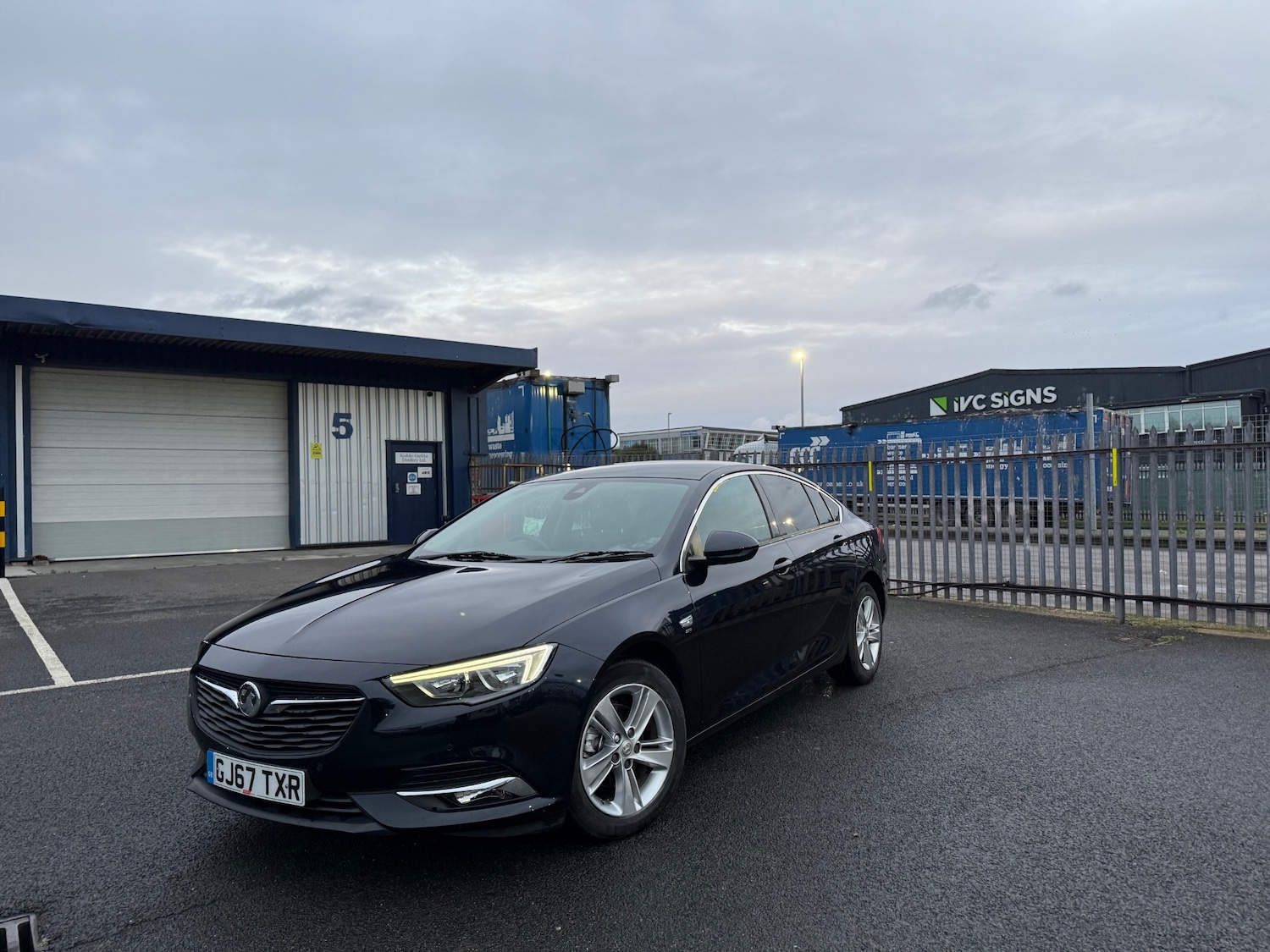 Used Vauxhall Insignia 2017 for sale - 76897150: Photo 2