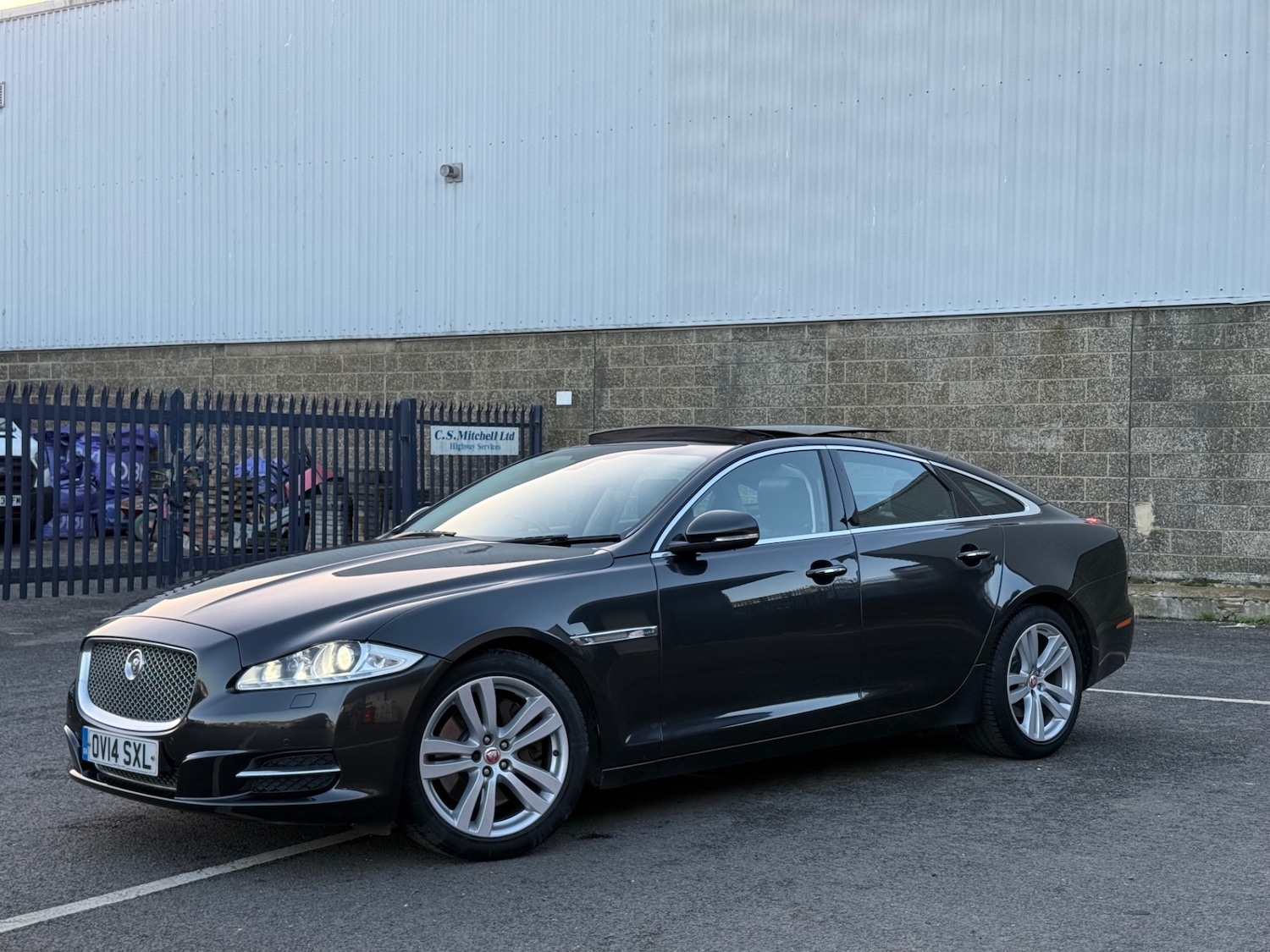 Used Jaguar XJ 2014 for sale - 76897304: Photo 2