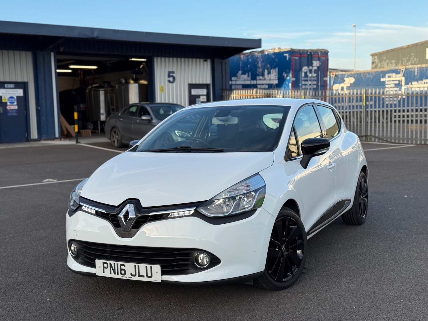 Used Renault Clio 2016 for sale - 75925636: Photo 2