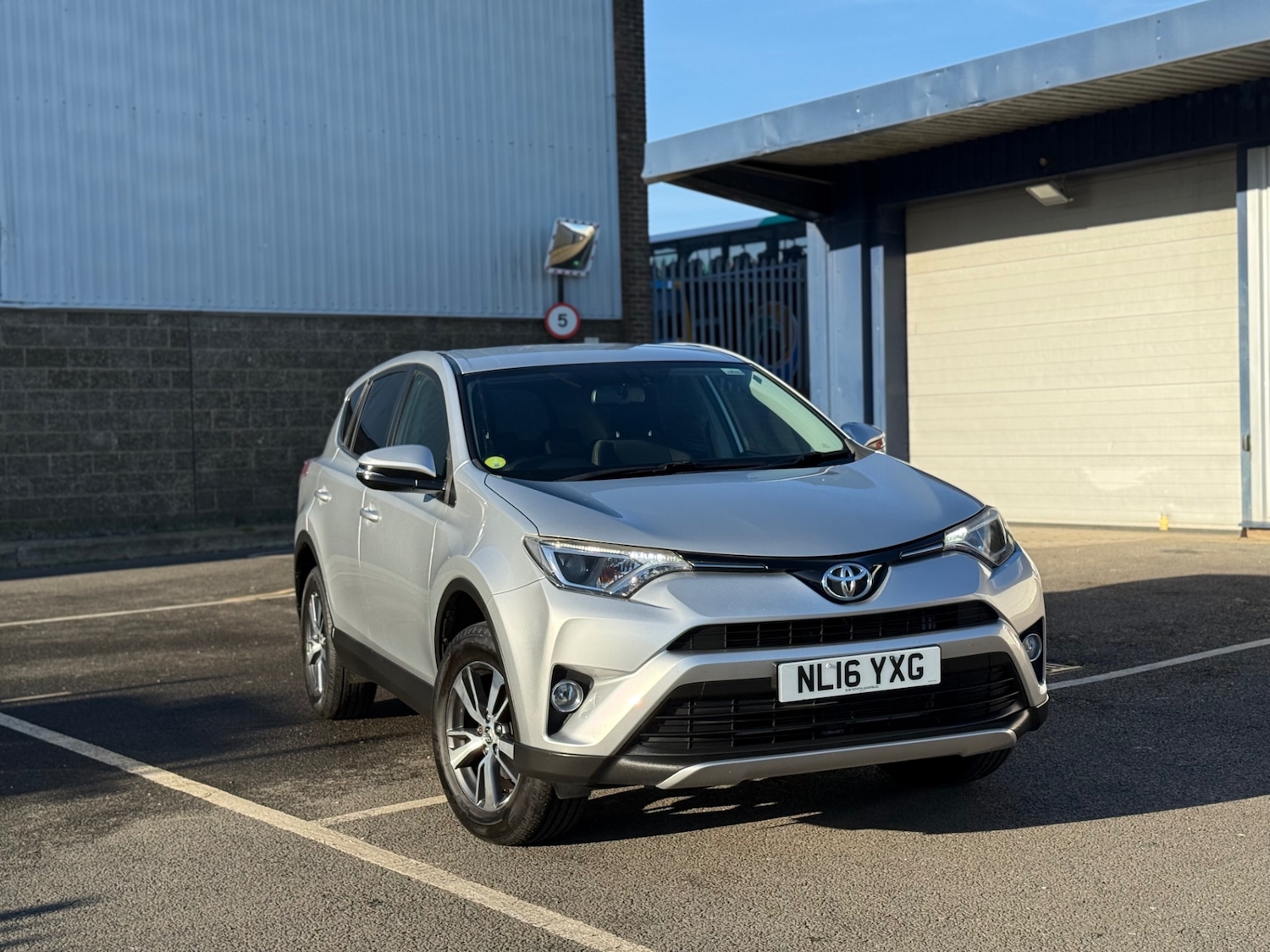 Used Toyota RAV4 2016 for sale - 76942304: Photo 2