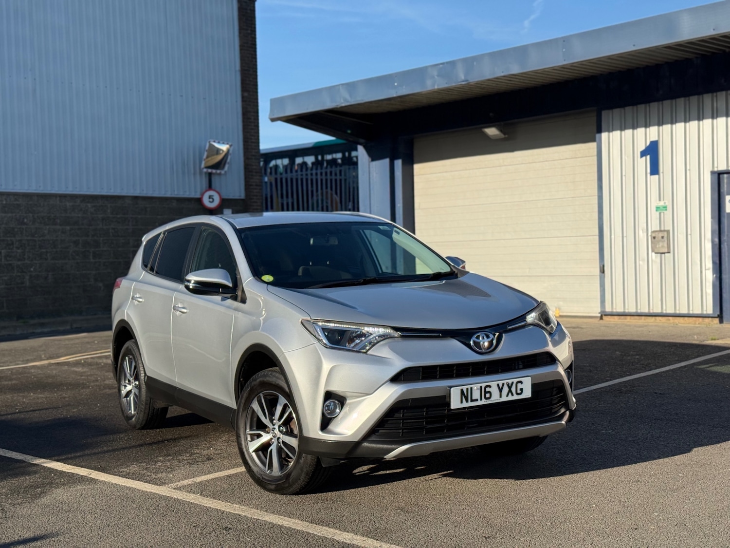 Used Toyota RAV4 2016 for sale - 76942304: Photo 22