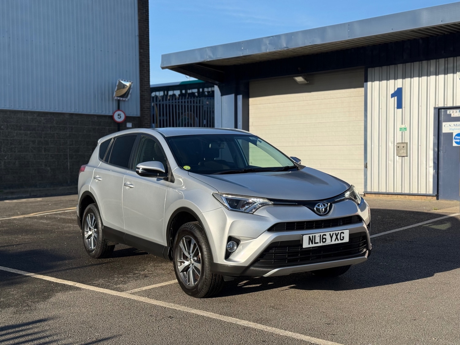 Used Toyota RAV4 2016 for sale - 76942304: Photo 27