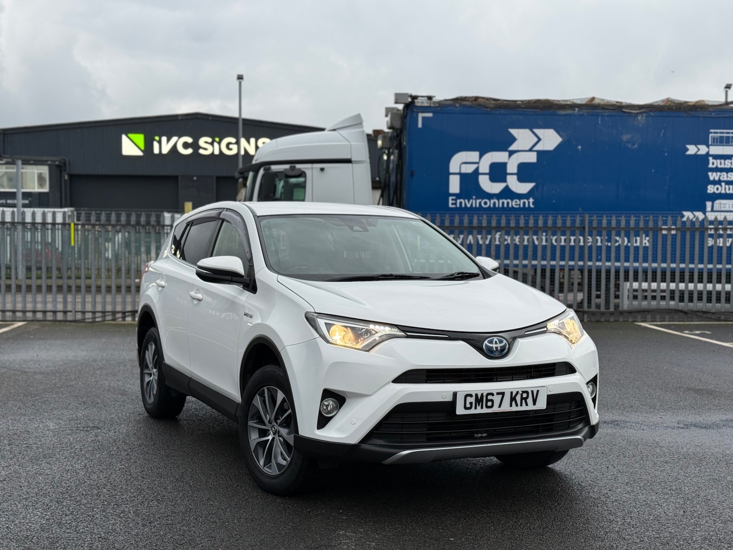 Used Toyota RAV4 2017 for sale - 77409951: Photo 2