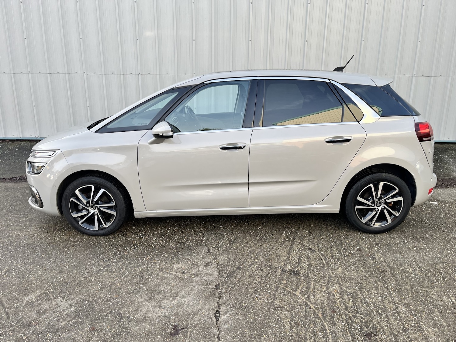Used Citroen C4 Picasso 2017 for sale - 77357351: Photo 2