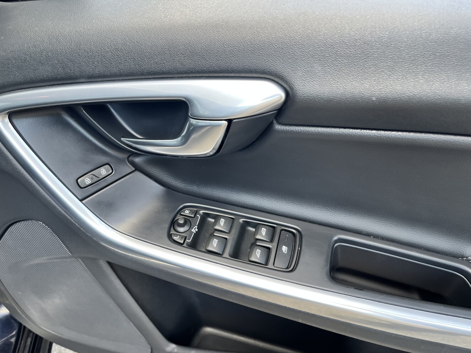 Used Volvo V60 2015 for sale - 78031584: Photo 19