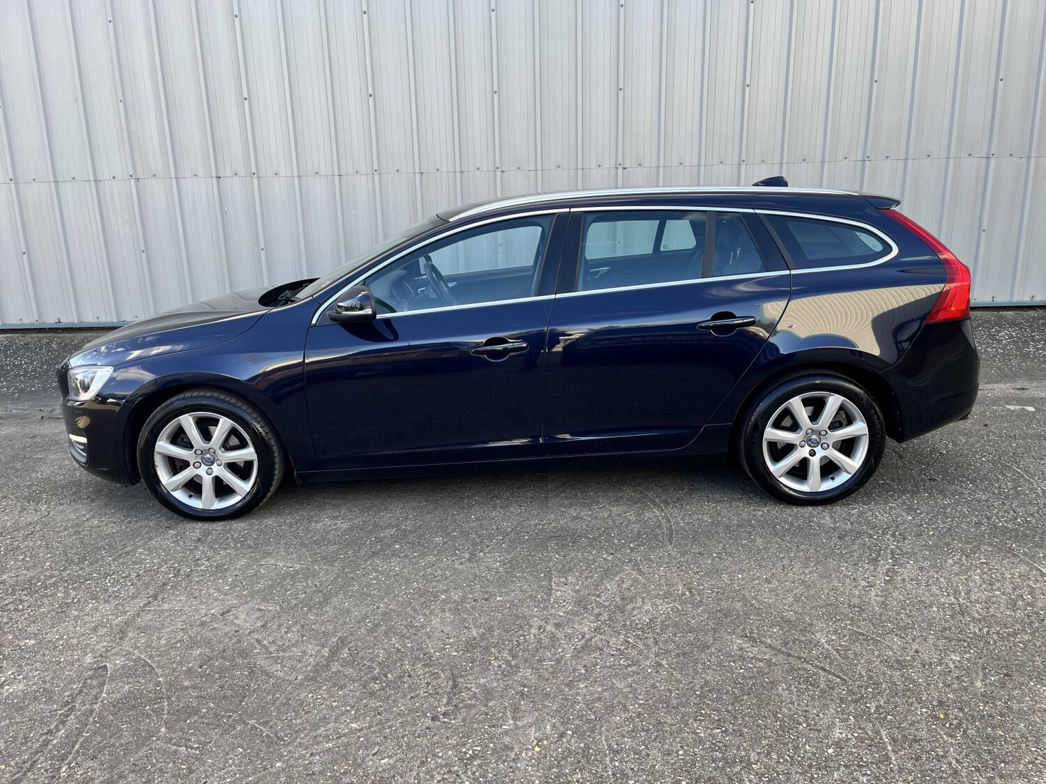 Used Volvo V60 2015 for sale - 78031584: Photo 2